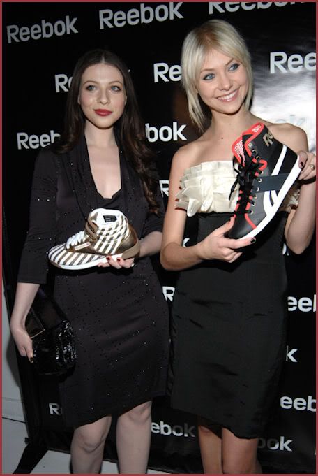 michelle trachtenberg flash. Here we have an image of Michelle Trachtenberg and Taylor Momsen at the